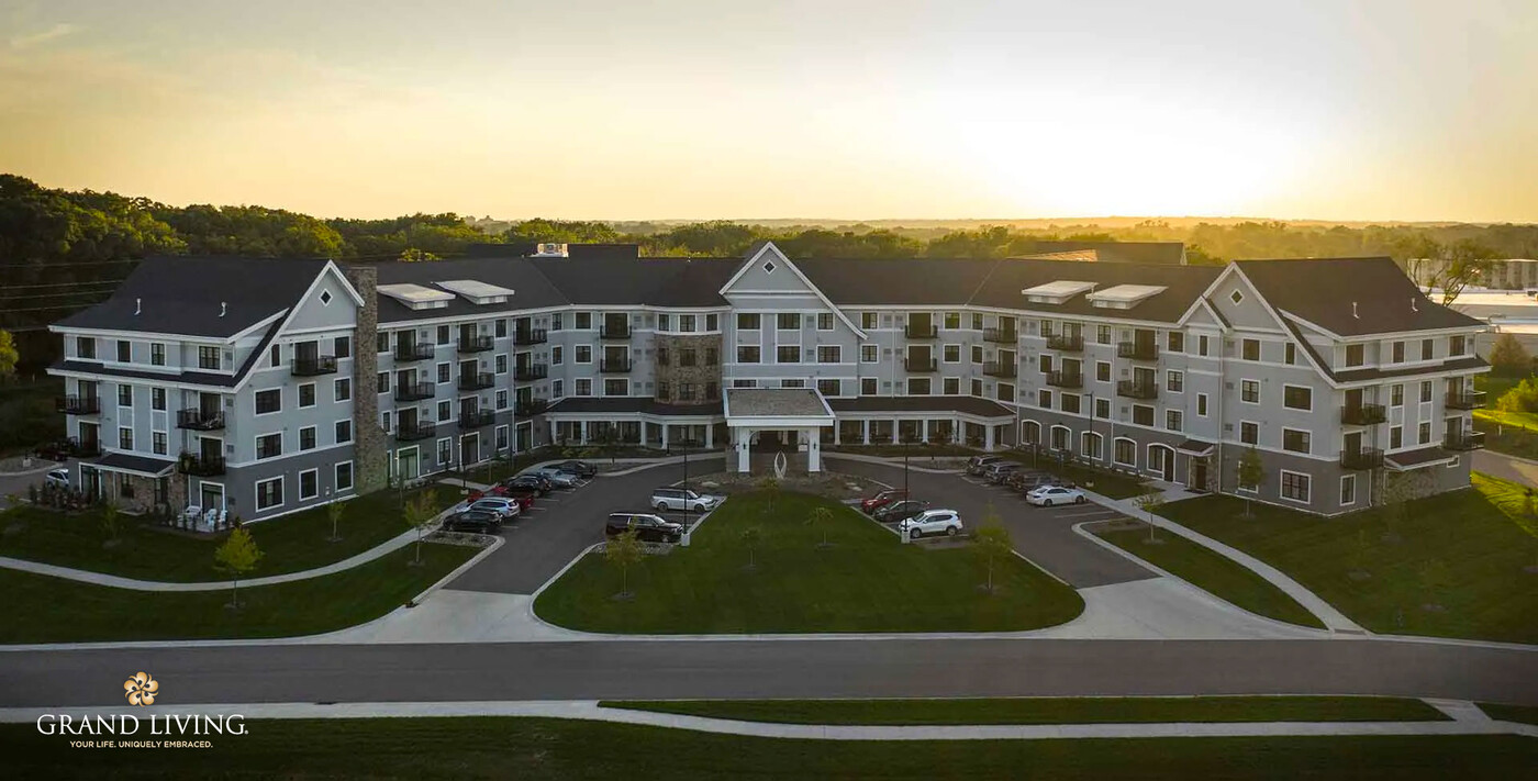 Grand Living at Naples in Naples, FL - Building Photo