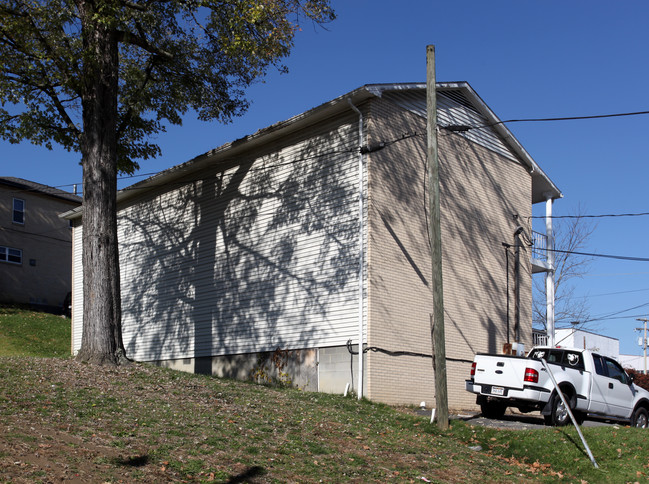 824 Gaston Ave in Fairmont, WV - Building Photo - Building Photo