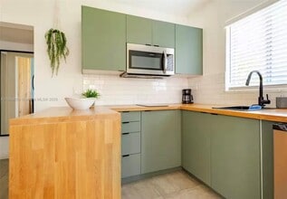 2230 NW 6th St in Miami, FL - Foto de edificio - Building Photo