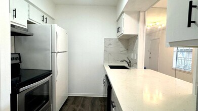 9005 Gaylord Dr in Houston, TX - Building Photo - Building Photo