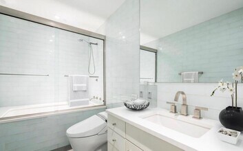 5 E 44th St in New York, NY - Building Photo - Building Photo