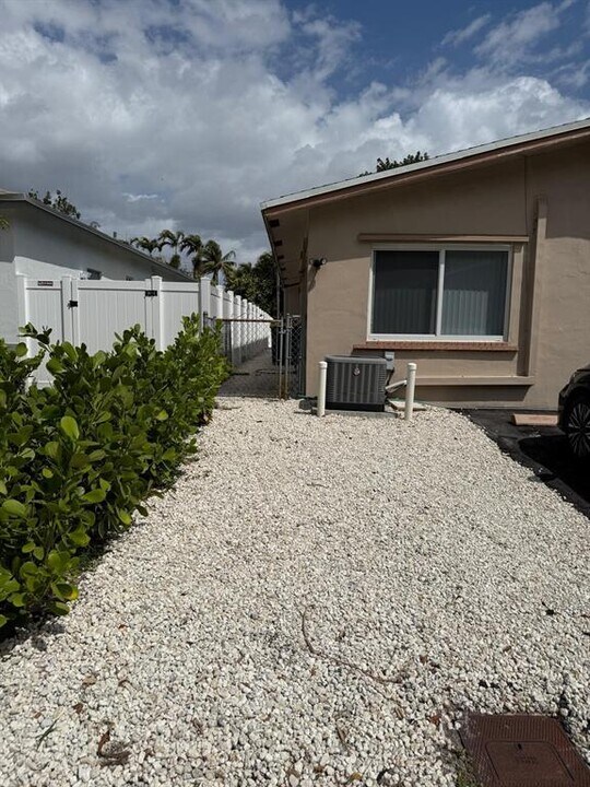 238 SW 7th St in Dania Beach, FL - Building Photo