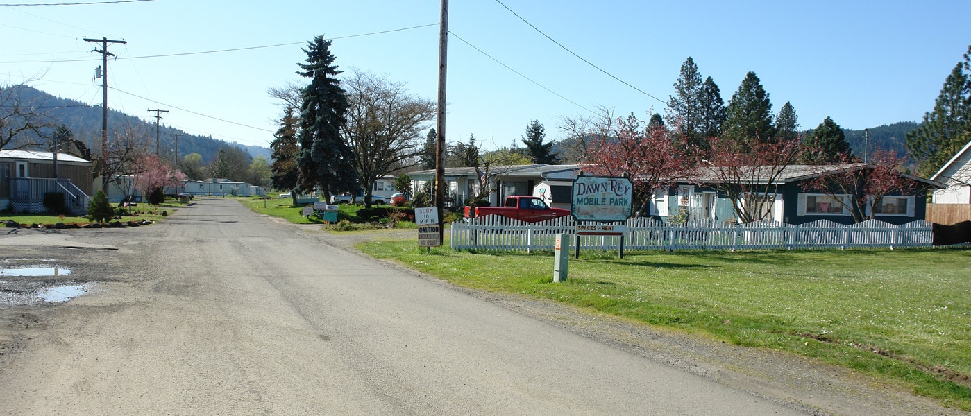 Sutherlin Estates Mobile Home Community in Sutherlin, OR - Foto de edificio