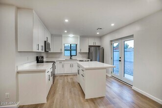 8015 W Roma Ave in Phoenix, AZ - Building Photo - Building Photo