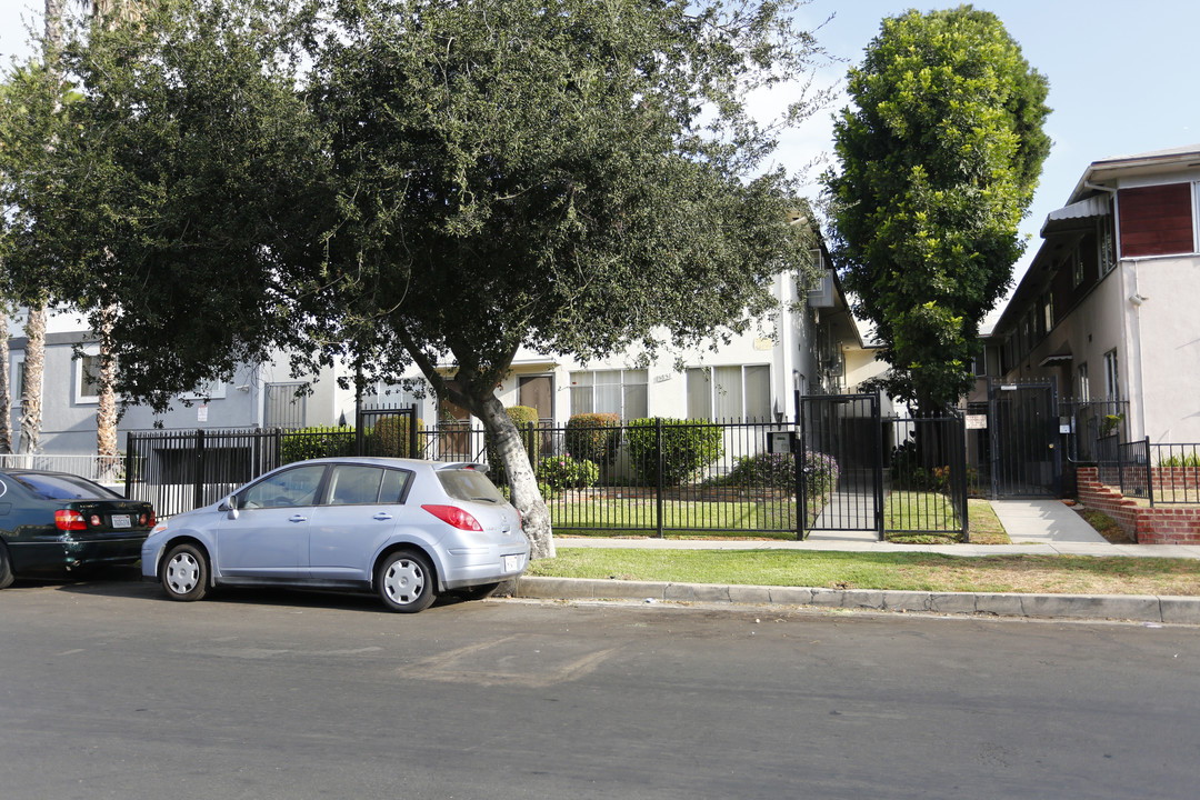 5851 Harold Way in Los Angeles, CA - Foto de edificio