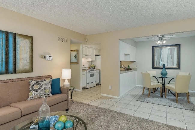 7395 E Eastman Ave in Denver, CO - Foto de edificio - Building Photo