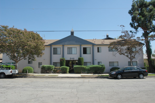 240 S Pine St in San Gabriel, CA - Foto de edificio - Building Photo