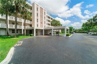 1075 Riverside Dr, Unit 207 in Coral Springs, FL - Building Photo