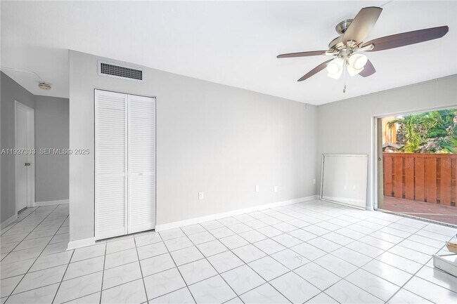 7160 Fairway Dr-Unit -J7 in Hialeah, FL - Building Photo - Building Photo