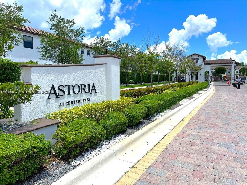 8815 NW 102nd Ct in Doral, FL - Building Photo