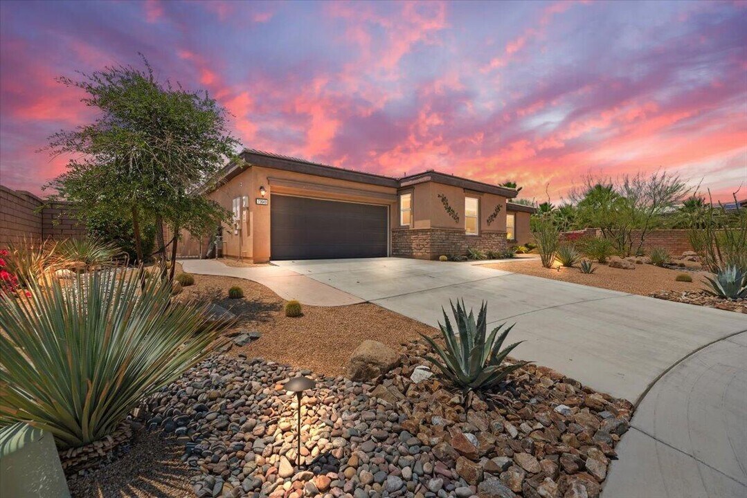 73649 Dali court in Palm Desert, CA - Foto de edificio