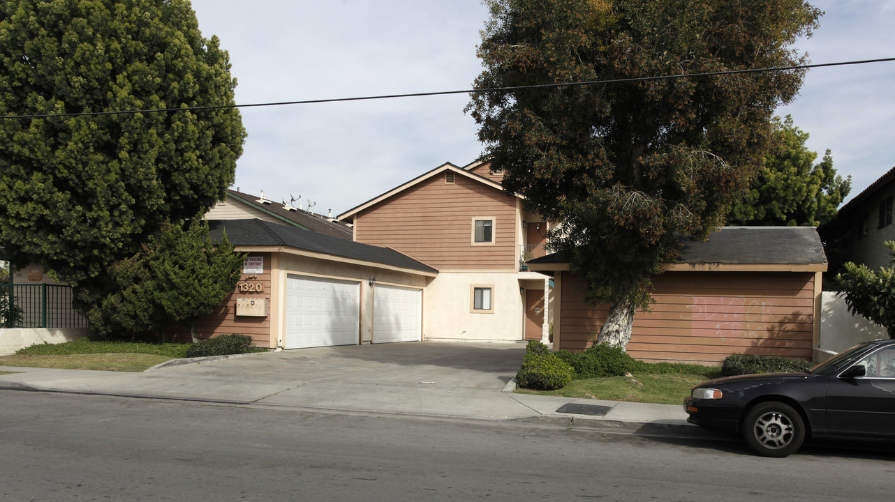 1320 Peckham St in Fullerton, CA - Building Photo