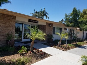 Meadowbrook in San Diego, CA - Foto de edificio - Building Photo