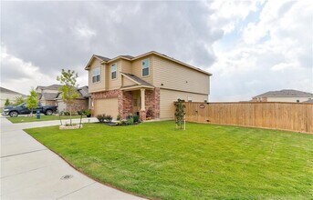 613 Circle Wy in Jarrell, TX - Building Photo - Building Photo