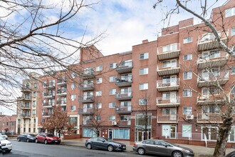 64-73 Austin St in Rego Park, NY - Building Photo - Building Photo