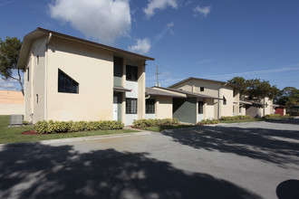 Auburn Gardens in Fort Lauderdale, FL - Building Photo - Building Photo