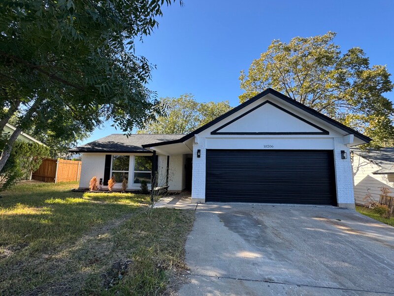 10206 Oak Hollow Cir in Austin, TX - Foto de edificio