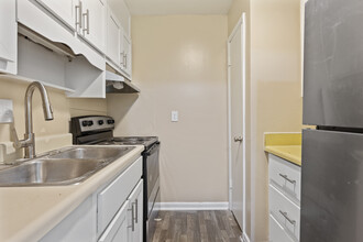 Summer Rise in Birmingham, AL - Building Photo - Interior Photo