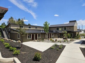 Lakeside Place Apartments in Bend, OR - Foto de edificio - Building Photo