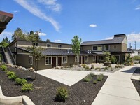 Lakeside Place Apartments in Bend, OR - Building Photo - Building Photo