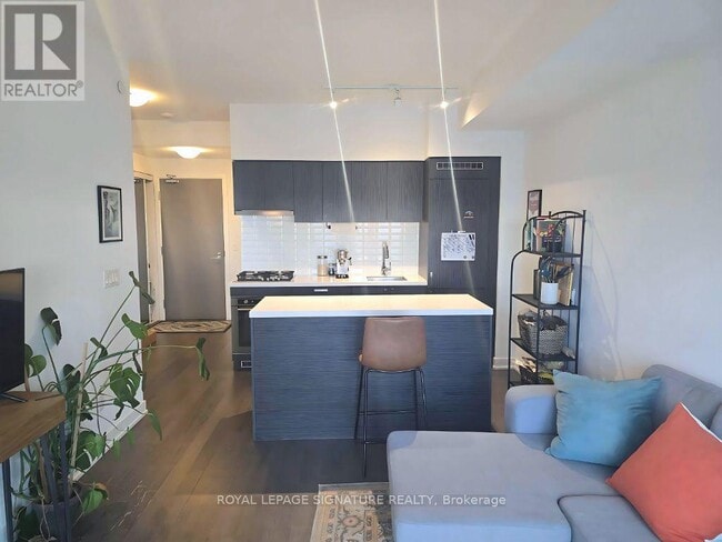 501 St Clair Ave W in Toronto, ON - Building Photo - Building Photo