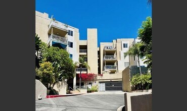 2222 N Beachwood Dr, Unit 412 in Los Angeles, CA - Building Photo - Building Photo