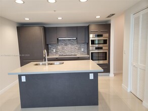 7875 NW 107th Ave in Doral, FL - Building Photo - Building Photo