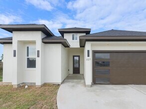 327 Rd 5840 in Cleveland, TX - Building Photo - Building Photo