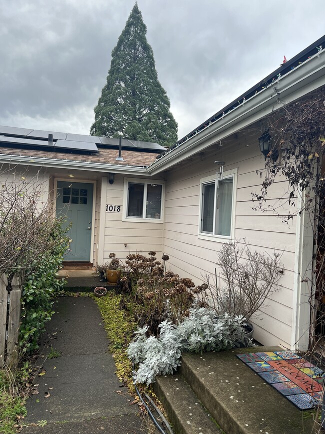 1018 NW 10th St, Unit Mother-in-law Suite in Corvallis, OR - Foto de edificio - Building Photo