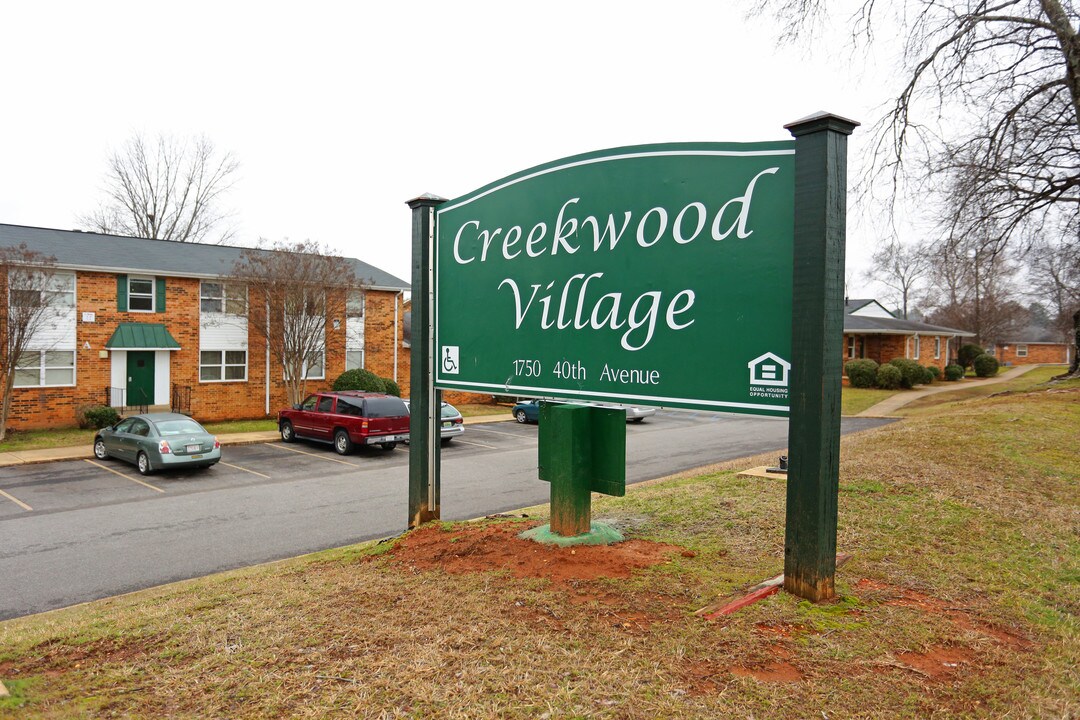 Creekwood Village Apartments in Tuscaloosa, AL - Foto de edificio