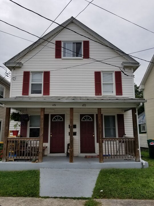451-453 W 5th St in Waynesboro, PA - Building Photo