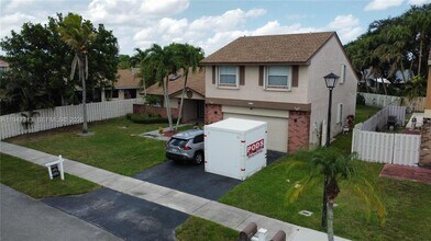 1170 White Stone Way in Davie, FL - Building Photo - Building Photo