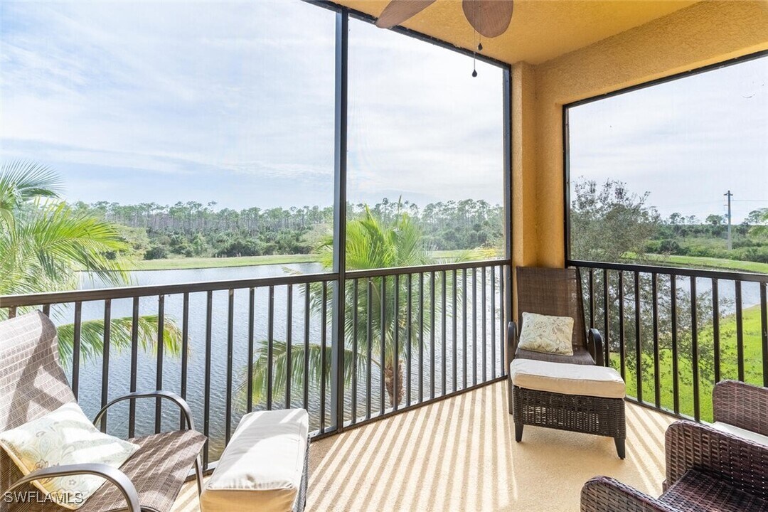 9731 Acqua Ct in Naples, FL - Foto de edificio