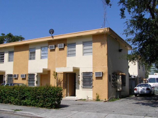 1320 NW 8th Ave in Miami, FL - Foto de edificio - Building Photo