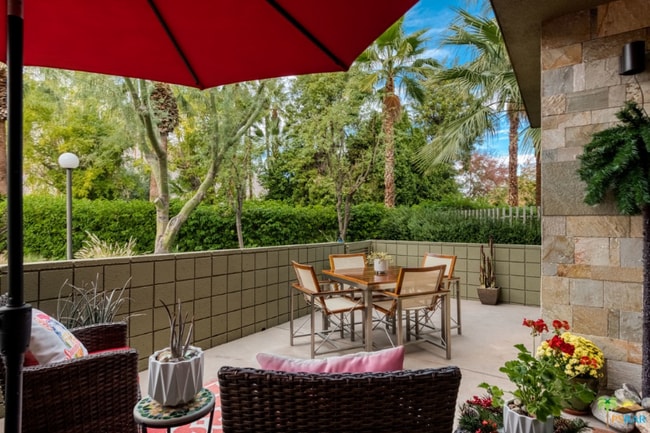 820 E Palm Canyon Dr in Palm Springs, CA - Foto de edificio - Building Photo