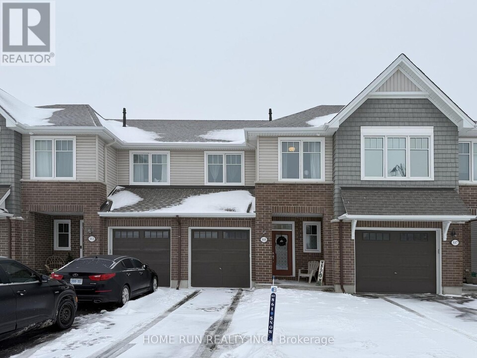 555 Jackdaw Ave in Ottawa, ON - Building Photo