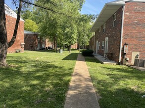 Oakmont Townhomes in St. Louis, MO - Building Photo - Building Photo