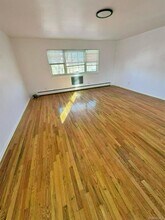 151-84 17th Rd in Queens, NY - Foto de edificio - Building Photo