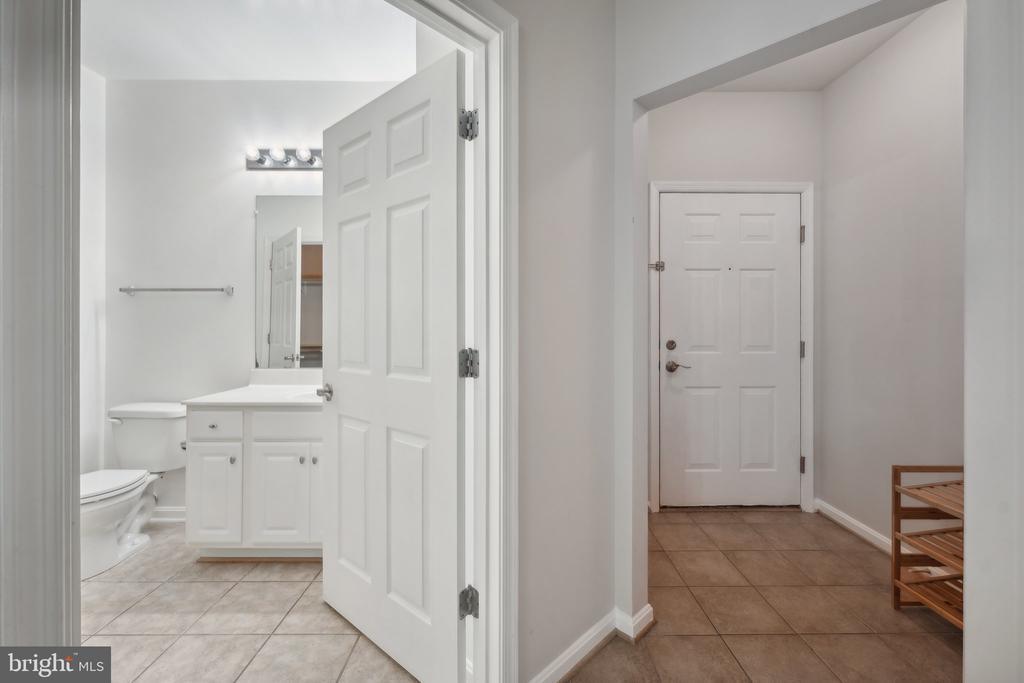 21216 McFadden Square in Sterling, VA - Building Photo