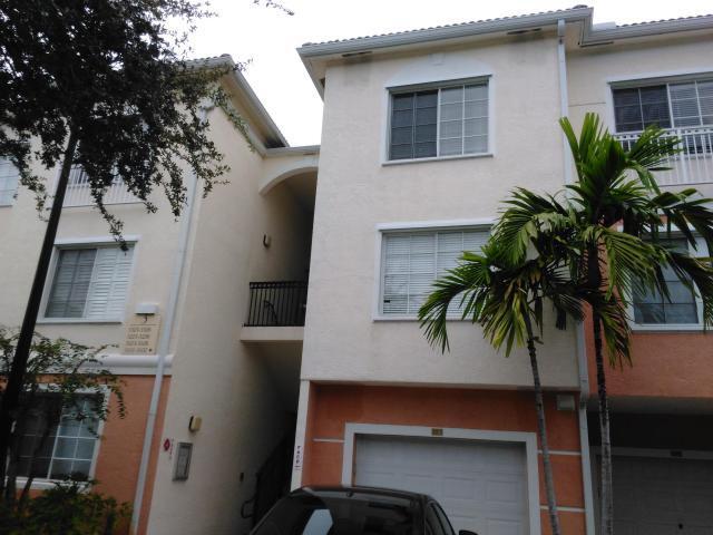 3305 Myrtlewood Cir E in Palm Beach Gardens, FL - Building Photo