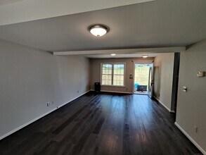 6 Stephanie Ln in Watertown, CT - Foto de edificio - Building Photo