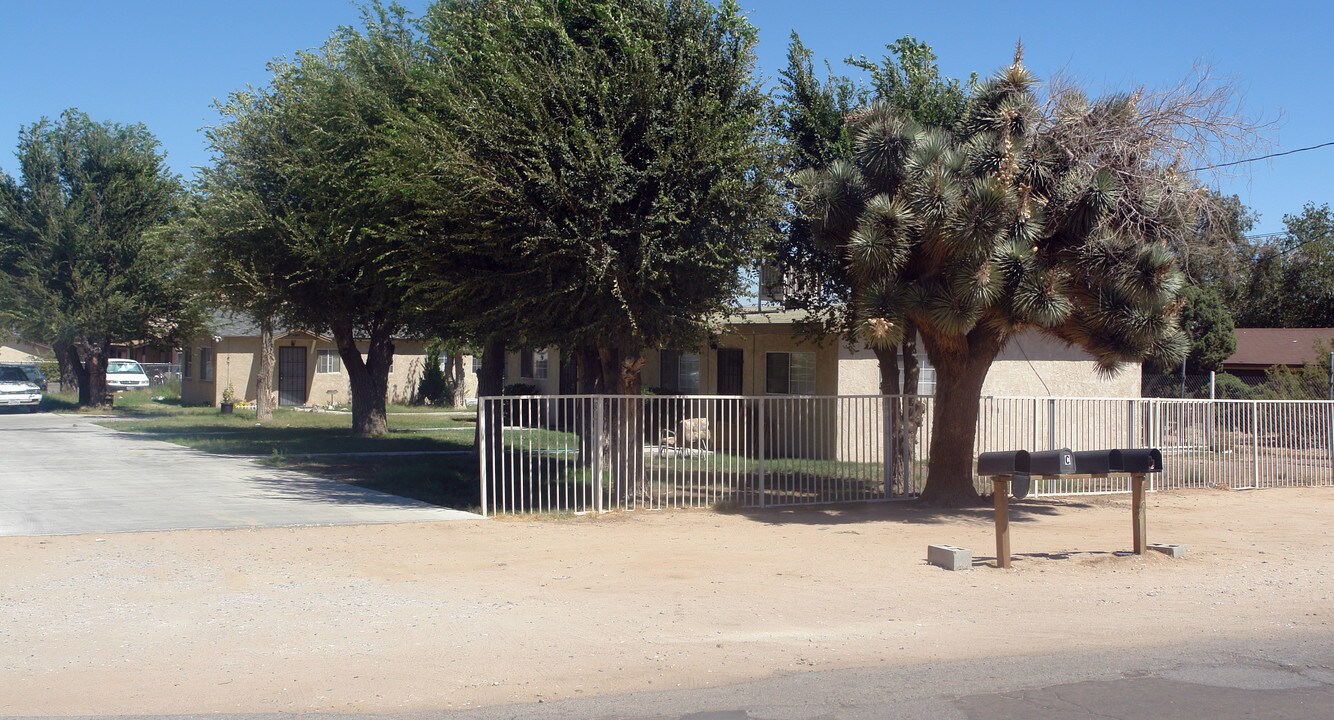 16210 Olive St in Hesperia, CA - Foto de edificio