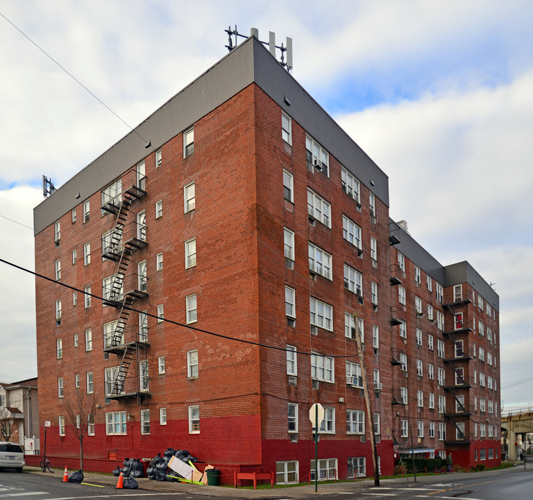 2311 Cornaga Avenue in Far Rockaway, NY - Foto de edificio