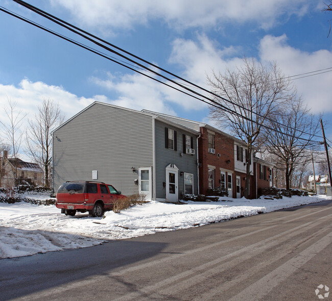 Silver Street Townhomes in Akron, OH - Building Photo - Building Photo