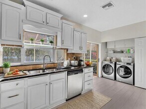 11407 Lakeview Dr in Coral Springs, FL - Building Photo - Building Photo