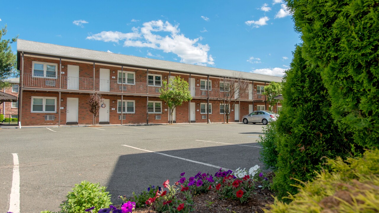 The Courtyards in West Springfield, MA - Building Photo