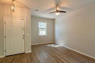5437 Falling Leaf Ln in Austin, TX - Building Photo - Building Photo