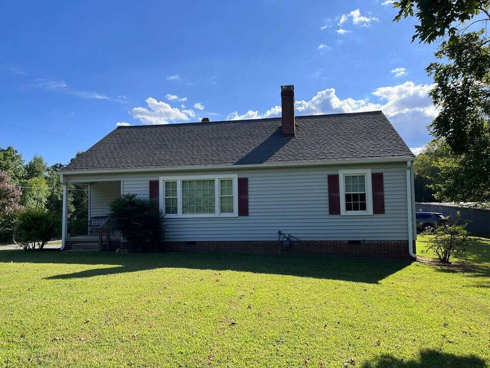 2155 Lacy Holt Rd in Graham, NC - Building Photo