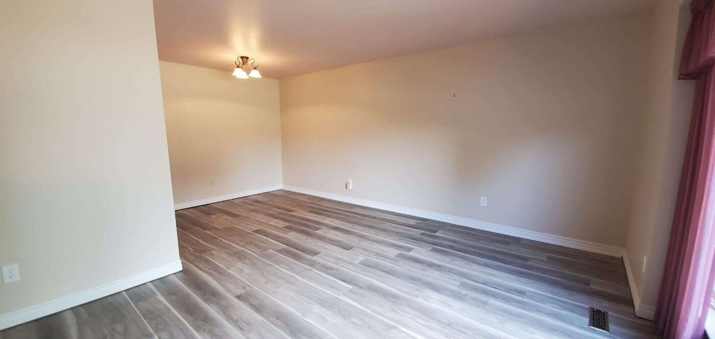 15 Burnham Crescent in Brampton, ON - Building Photo