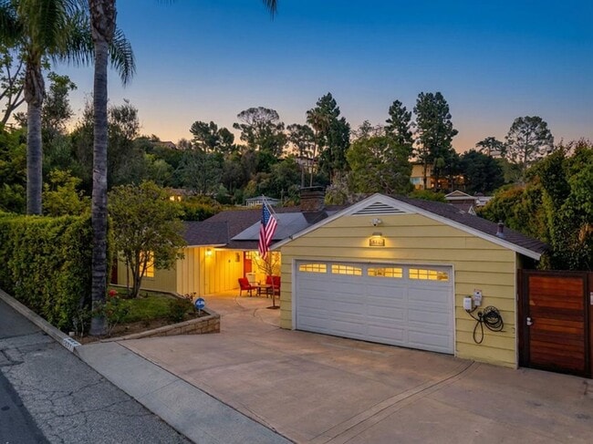 property at 660 Woodbury Rd